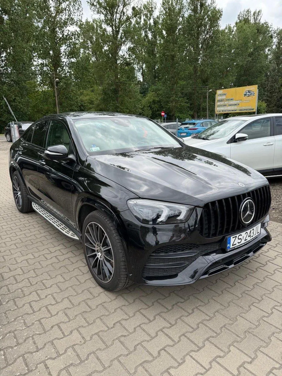 Siedem kontenerów, wózek widłowy, Mercedes GLE