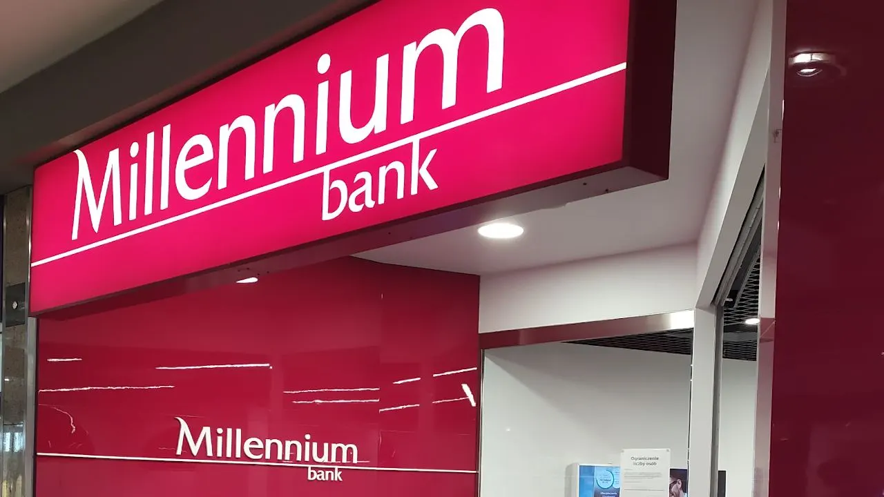 Szyld Banku Millennium nad wejściem do placówki.
