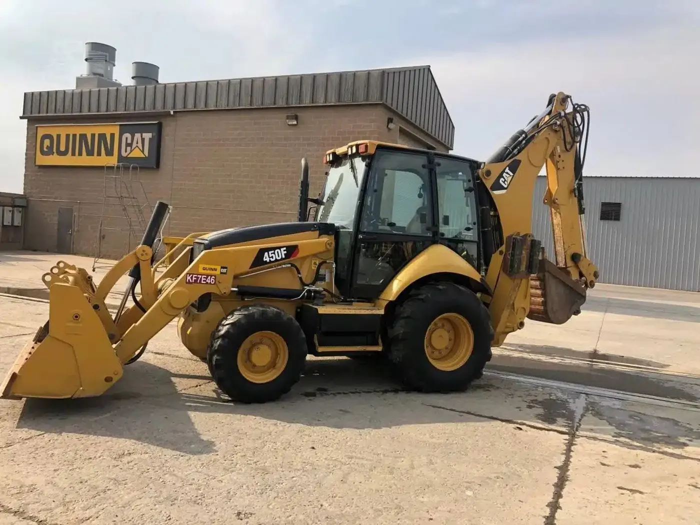 1. Caterpillar 450F – gigant wśród koparko-ładowarek