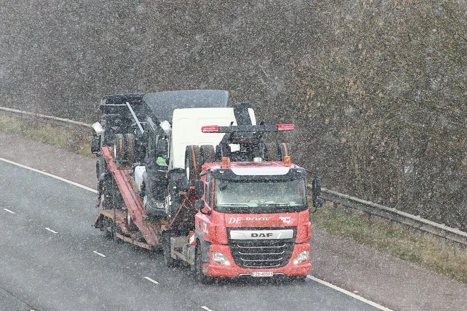 Transport samochodów ciężarówką na europejskiej drodze