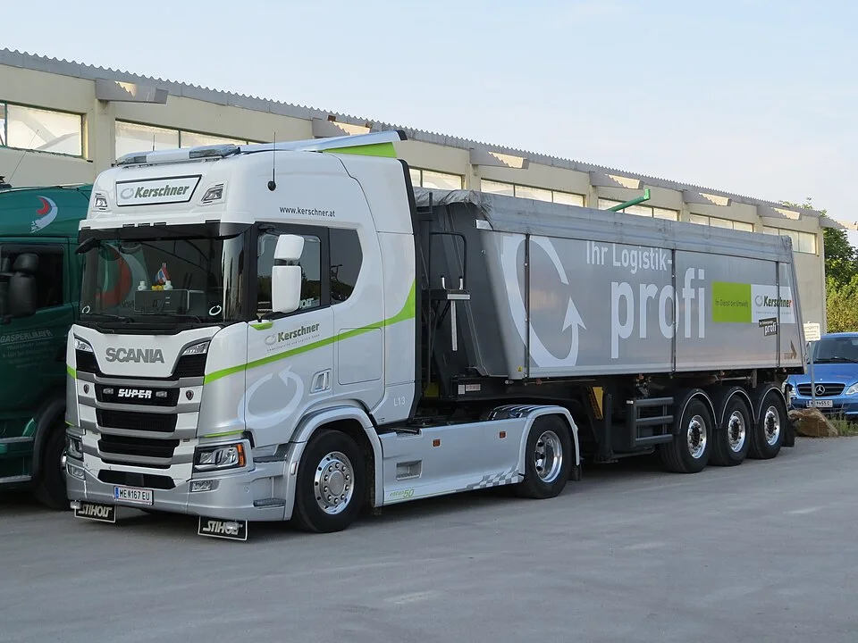 Ciągnik siodłowy Scania z naczepą